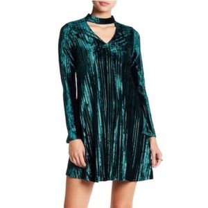 Nicole Miller Green Sleek Textured Velvet Choker Neck Mini Knee Length Dress 6